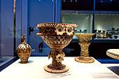 Museo archeologico di Iraklion. Cratere in ceramica di Kamares con fiori bianchi in rilievo. Dal Palazzo di Festo.